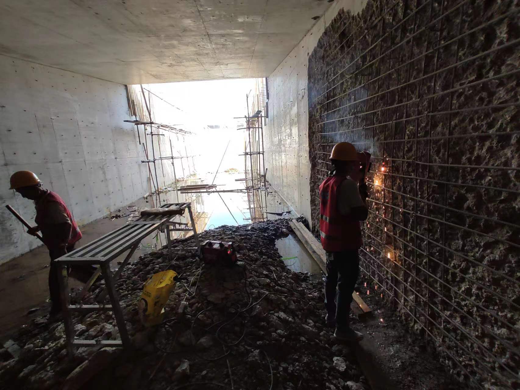 汶川挖断承重墙导致楼体开裂，加固施工方案出炉